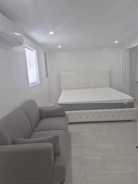 For Rent: $2,500 (2 beds, 1 baths, 958 Square Feet)