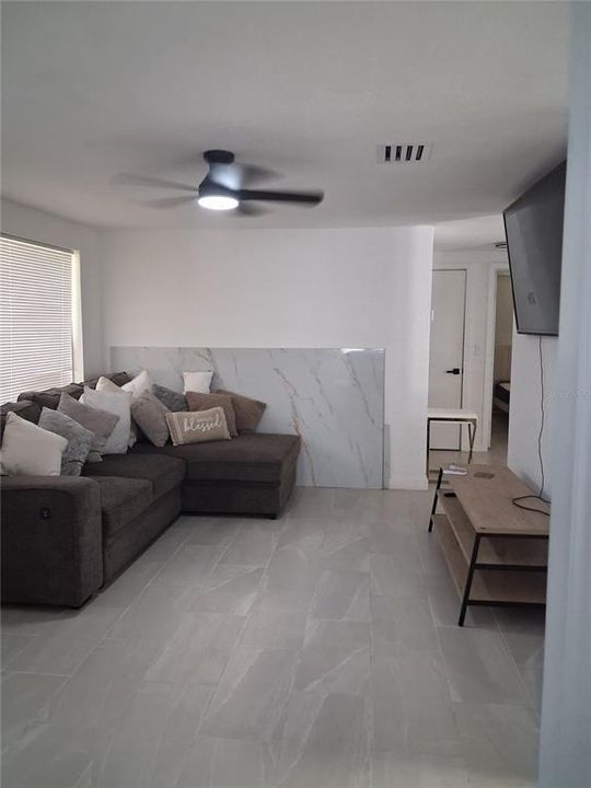 For Rent: $2,500 (2 beds, 1 baths, 958 Square Feet)
