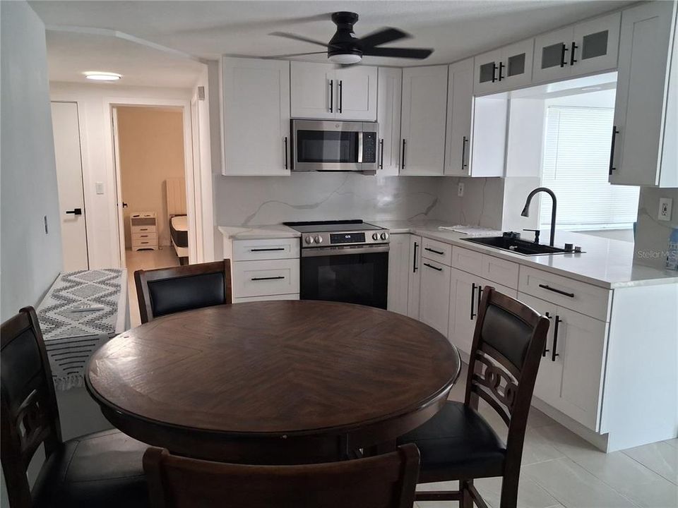 For Rent: $2,500 (2 beds, 1 baths, 958 Square Feet)