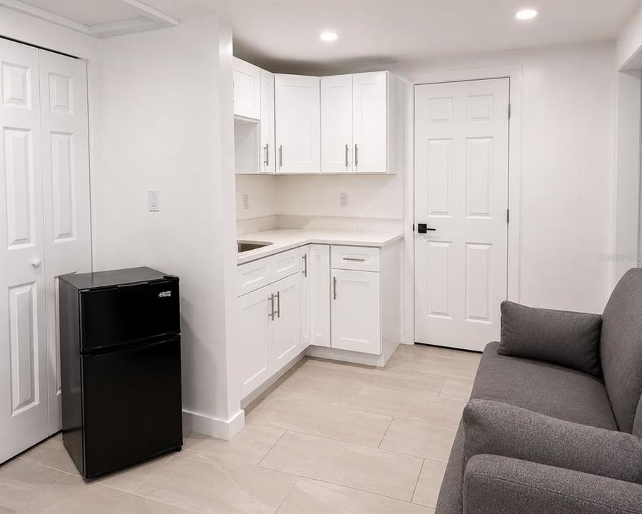 For Rent: $2,500 (2 beds, 1 baths, 958 Square Feet)