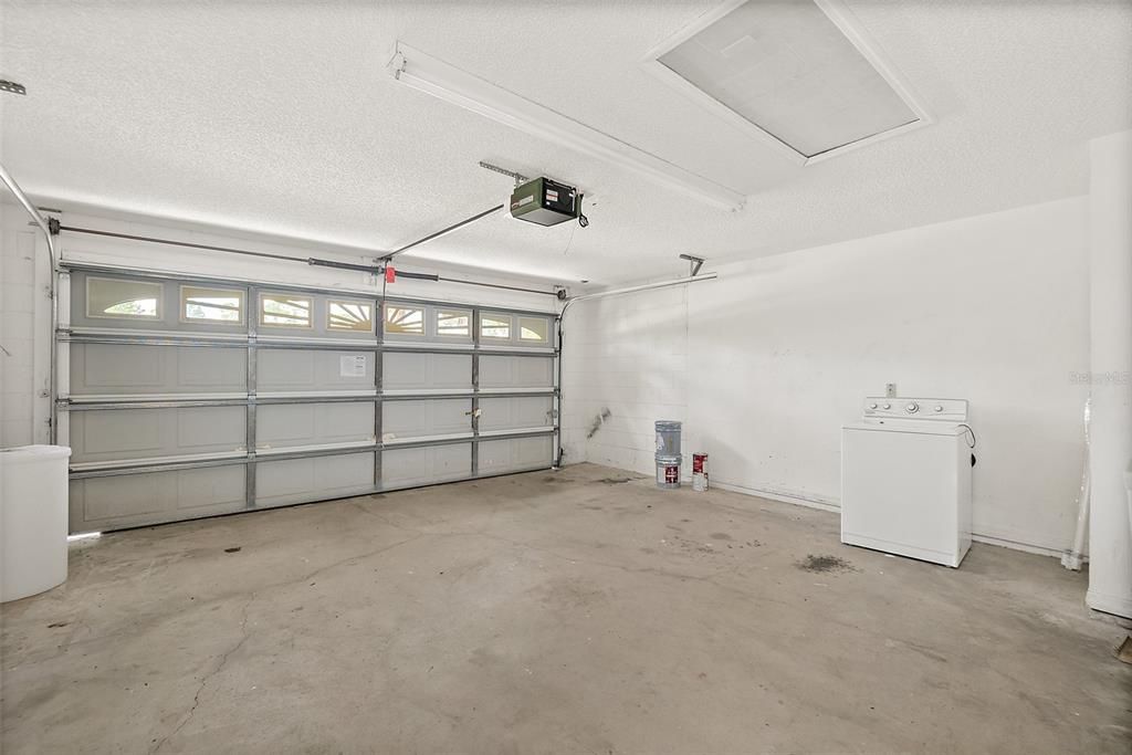 For Rent: $2,175 (4 beds, 2 baths, 1927 Square Feet)