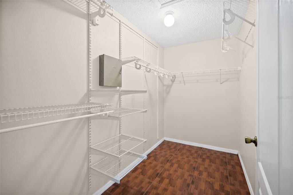 For Rent: $2,175 (4 beds, 2 baths, 1927 Square Feet)