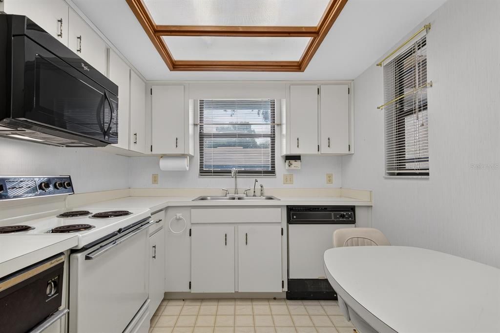 For Sale: $160,000 (2 beds, 2 baths, 1605 Square Feet)
