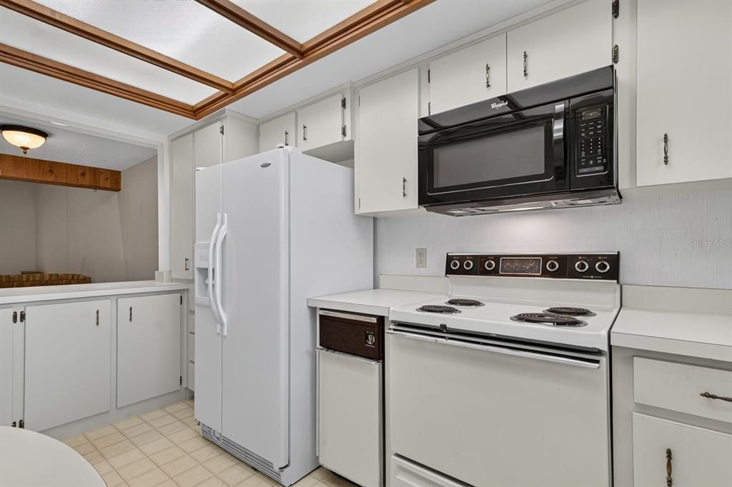 For Sale: $160,000 (2 beds, 2 baths, 1605 Square Feet)