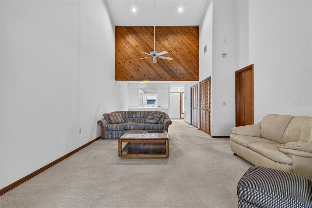 For Sale: $160,000 (2 beds, 2 baths, 1605 Square Feet)