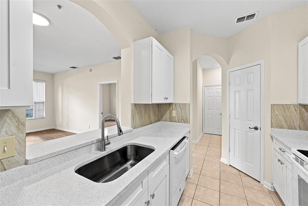 For Sale: $205,000 (2 beds, 2 baths, 1050 Square Feet)