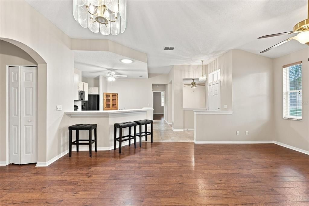 For Sale: $210,000 (2 beds, 2 baths, 1284 Square Feet)