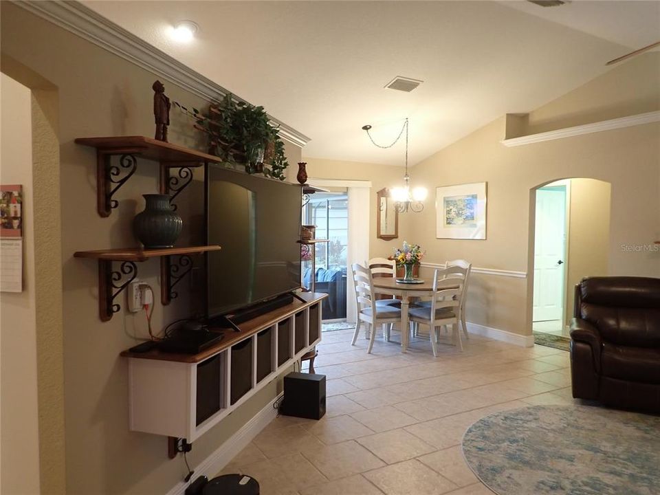 For Sale: $359,000 (3 beds, 2 baths, 1425 Square Feet)