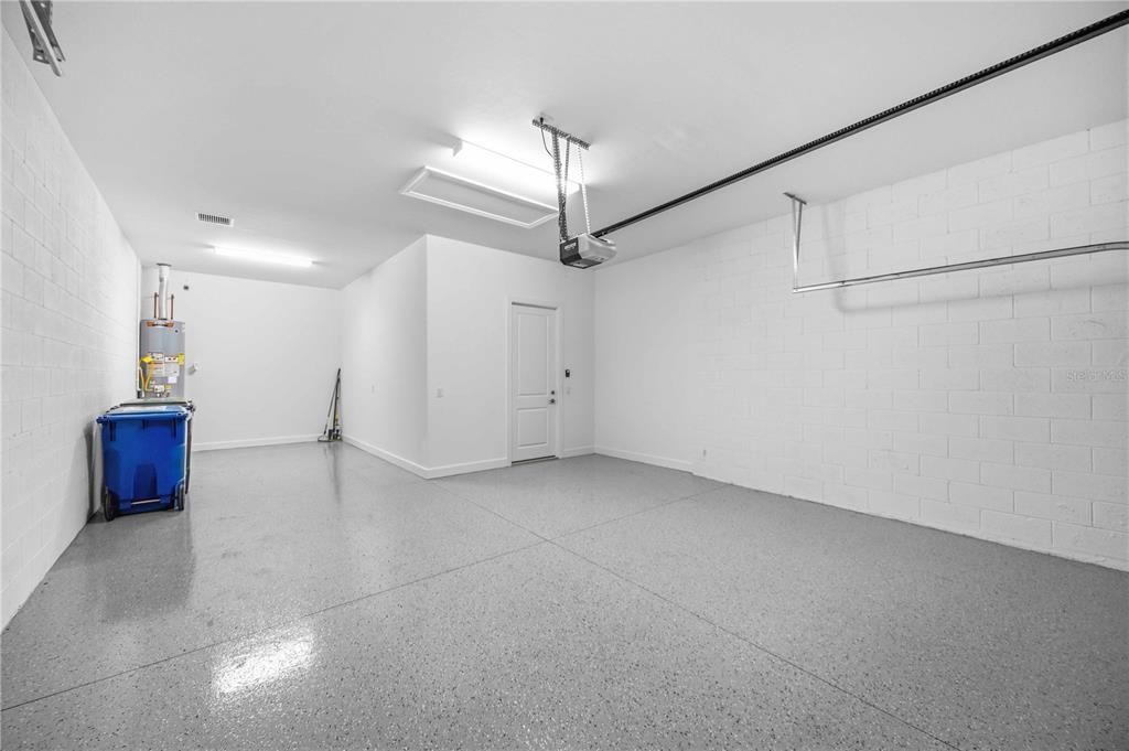 Activo con contrato: $700,000 (3 camas, 2 baños, 2056 Pies cuadrados)