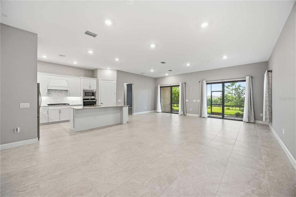 Activo con contrato: $700,000 (3 camas, 2 baños, 2056 Pies cuadrados)
