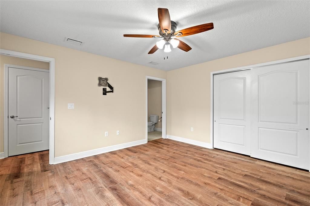 En Venta: $499,900 (4 camas, 2 baños, 3077 Pies cuadrados)
