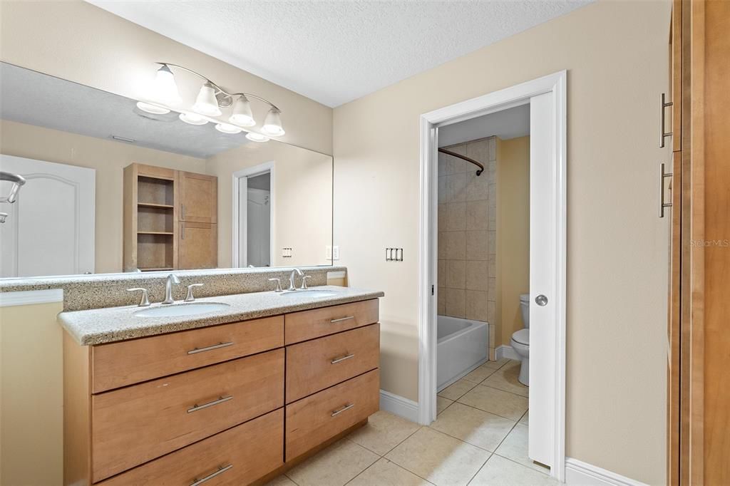 En Venta: $499,900 (4 camas, 2 baños, 3077 Pies cuadrados)