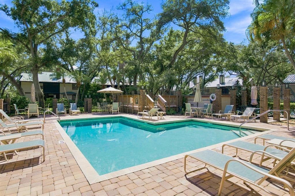 For Sale: $300,000 (2 beds, 2 baths, 1353 Square Feet)