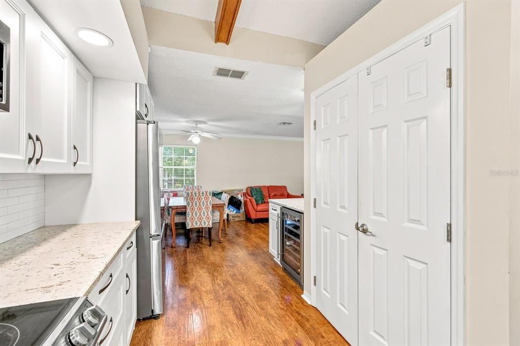 For Sale: $300,000 (2 beds, 2 baths, 1353 Square Feet)