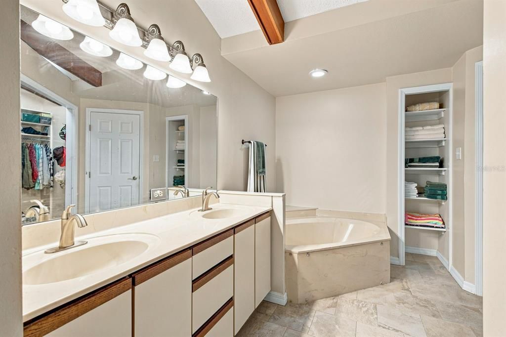 For Sale: $300,000 (2 beds, 2 baths, 1353 Square Feet)