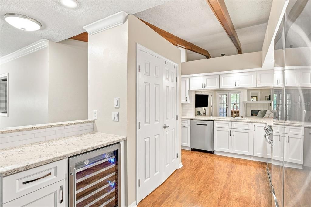 For Sale: $300,000 (2 beds, 2 baths, 1353 Square Feet)