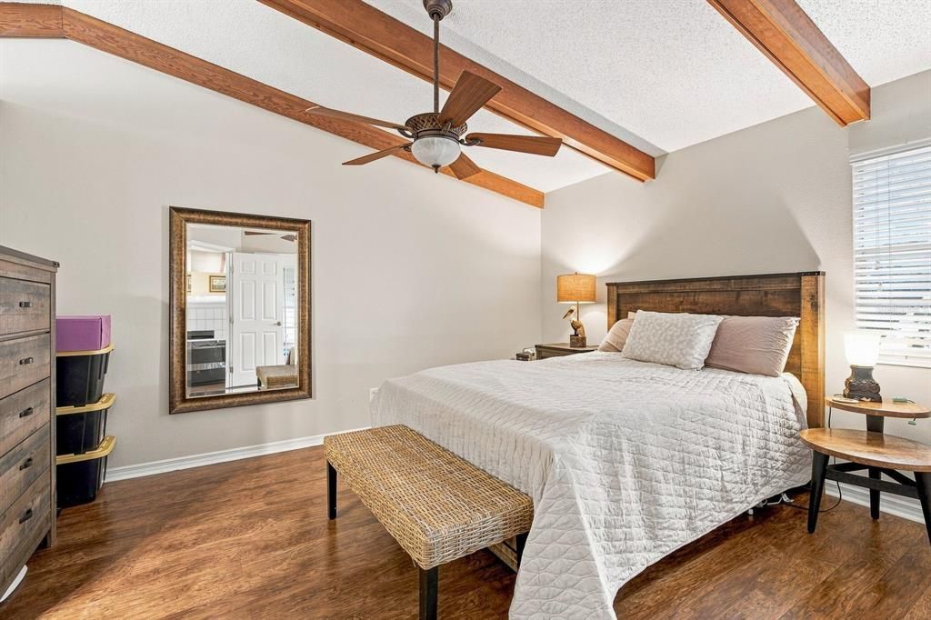 For Sale: $300,000 (2 beds, 2 baths, 1353 Square Feet)