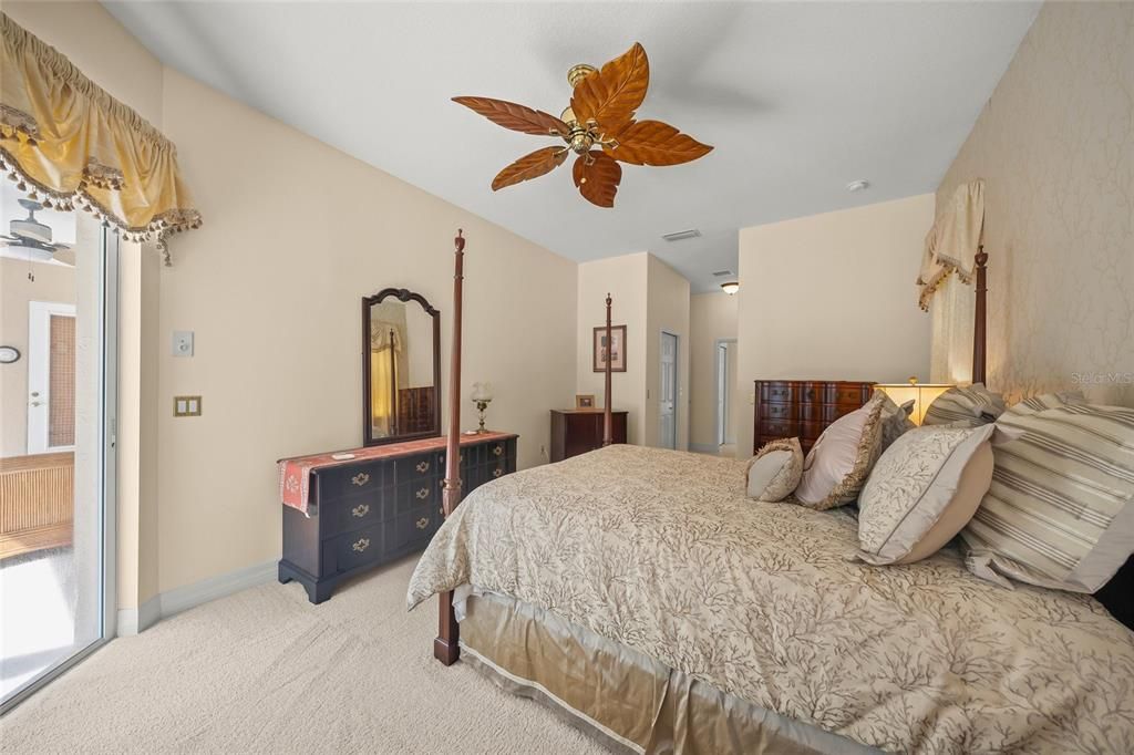 En Venta: $650,000 (3 camas, 2 baños, 2421 Pies cuadrados)