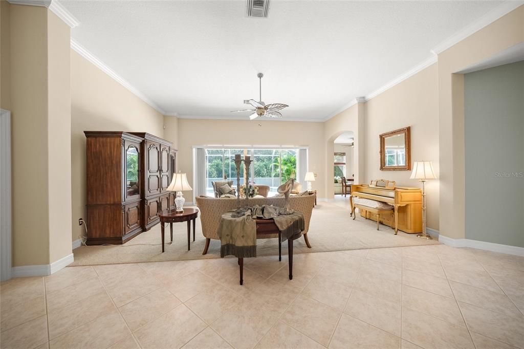 En Venta: $650,000 (3 camas, 2 baños, 2421 Pies cuadrados)