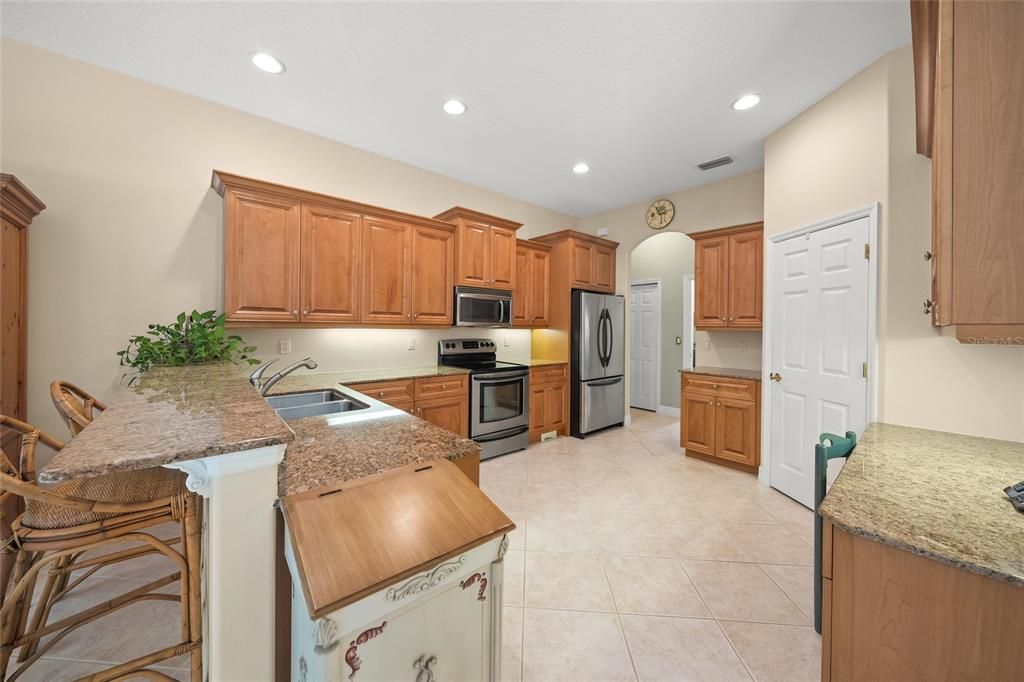En Venta: $650,000 (3 camas, 2 baños, 2421 Pies cuadrados)