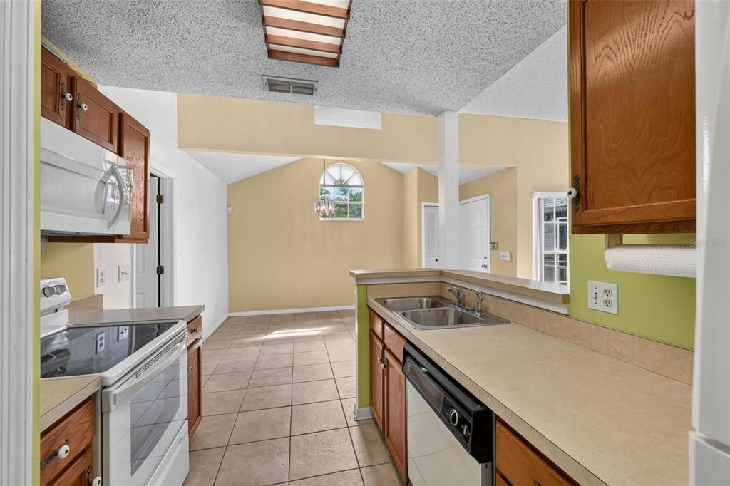 For Sale: $175,000 (2 beds, 2 baths, 1055 Square Feet)