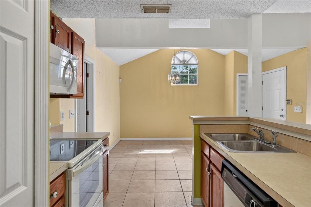For Sale: $175,000 (2 beds, 2 baths, 1055 Square Feet)