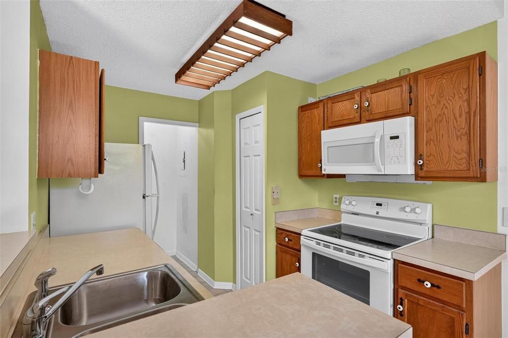 For Sale: $175,000 (2 beds, 2 baths, 1055 Square Feet)