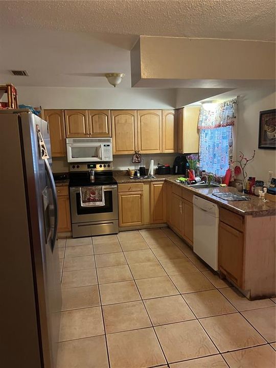 For Rent: $2,350 (3 beds, 2 baths, 1422 Square Feet)