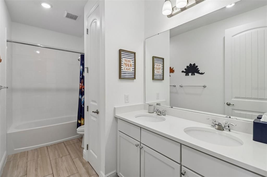 For Sale: $1,600,000 (6 beds, 5 baths, 5239 Square Feet)