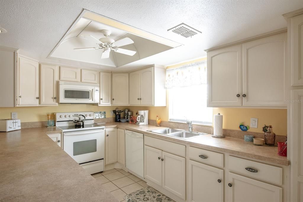 For Sale: $199,900 (2 beds, 2 baths, 1056 Square Feet)