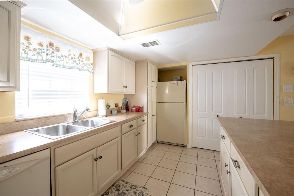 For Sale: $199,900 (2 beds, 2 baths, 1056 Square Feet)