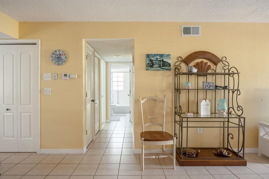 For Sale: $199,900 (2 beds, 2 baths, 1056 Square Feet)