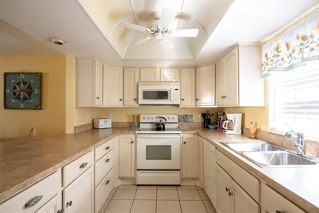 For Sale: $199,900 (2 beds, 2 baths, 1056 Square Feet)