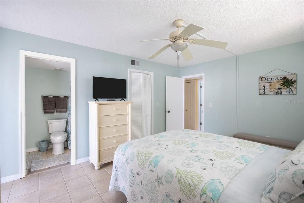 For Sale: $199,900 (2 beds, 2 baths, 1056 Square Feet)