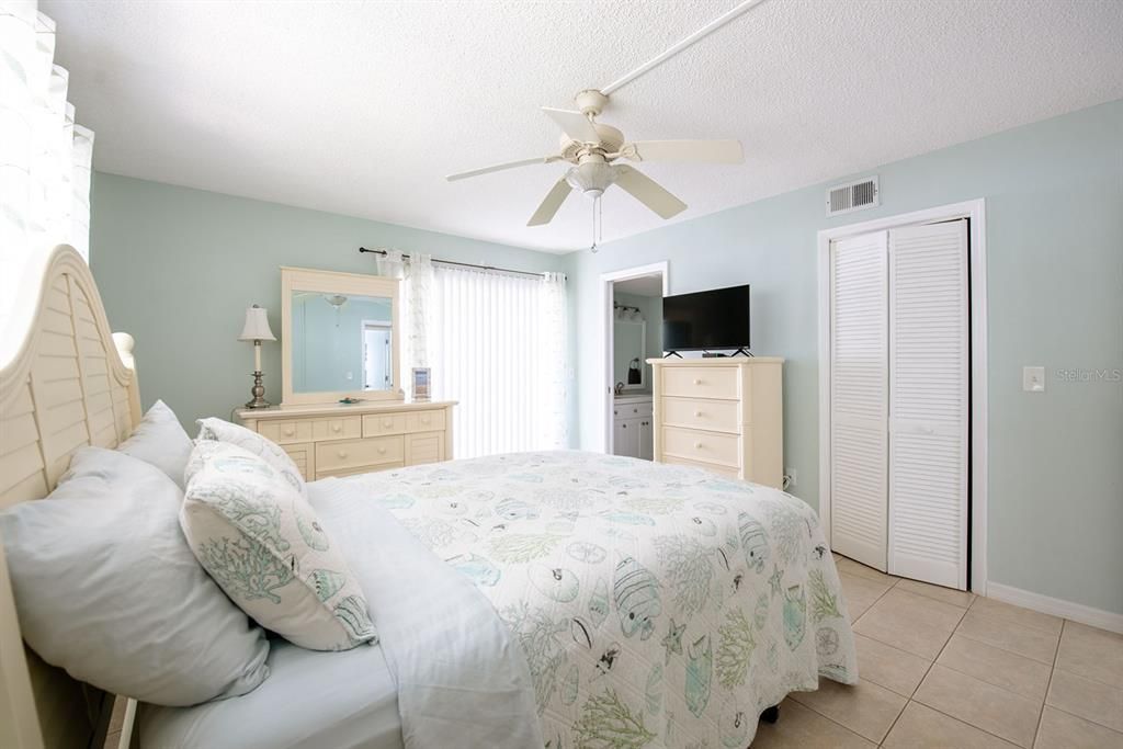 For Sale: $199,900 (2 beds, 2 baths, 1056 Square Feet)