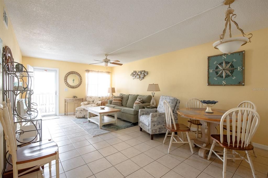 For Sale: $199,900 (2 beds, 2 baths, 1056 Square Feet)