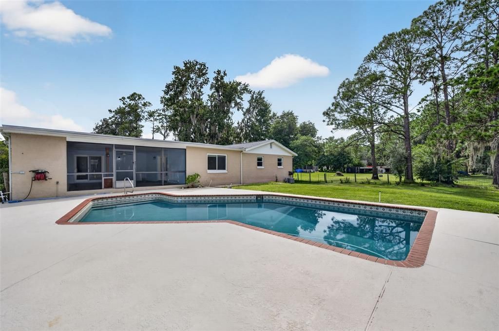 En Venta: $699,000 (5 camas, 2 baños, 2498 Pies cuadrados)