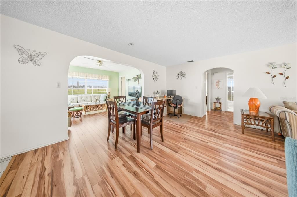 En Venta: $275,000 (2 camas, 2 baños, 1365 Pies cuadrados)