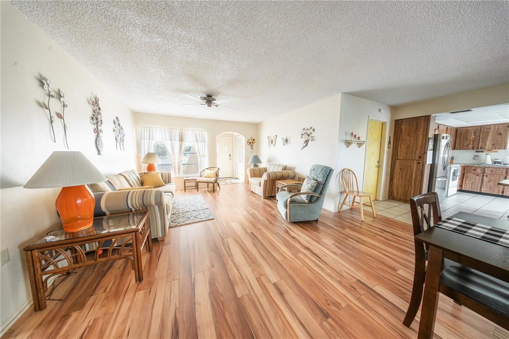 En Venta: $275,000 (2 camas, 2 baños, 1365 Pies cuadrados)