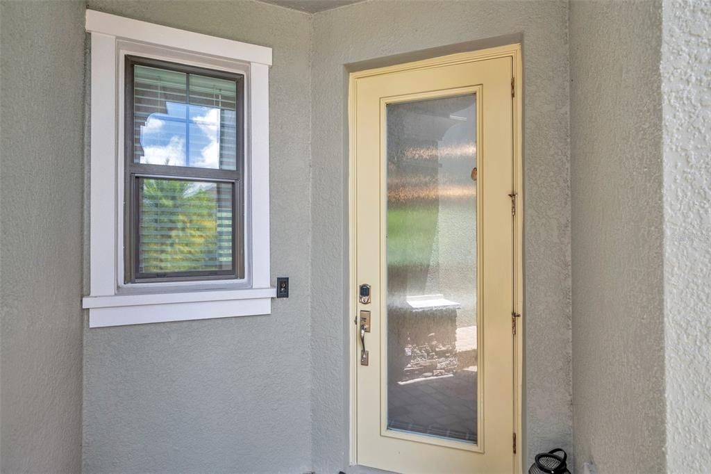 Activo con contrato: $375,000 (3 camas, 2 baños, 1827 Pies cuadrados)