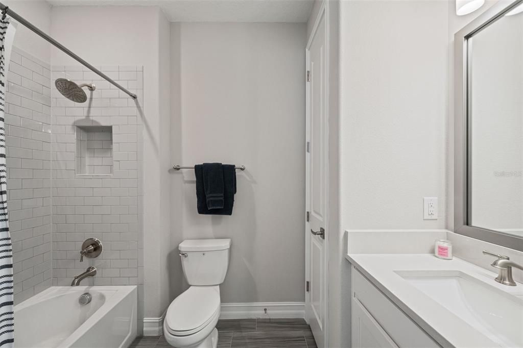 Activo con contrato: $375,000 (3 camas, 2 baños, 1827 Pies cuadrados)