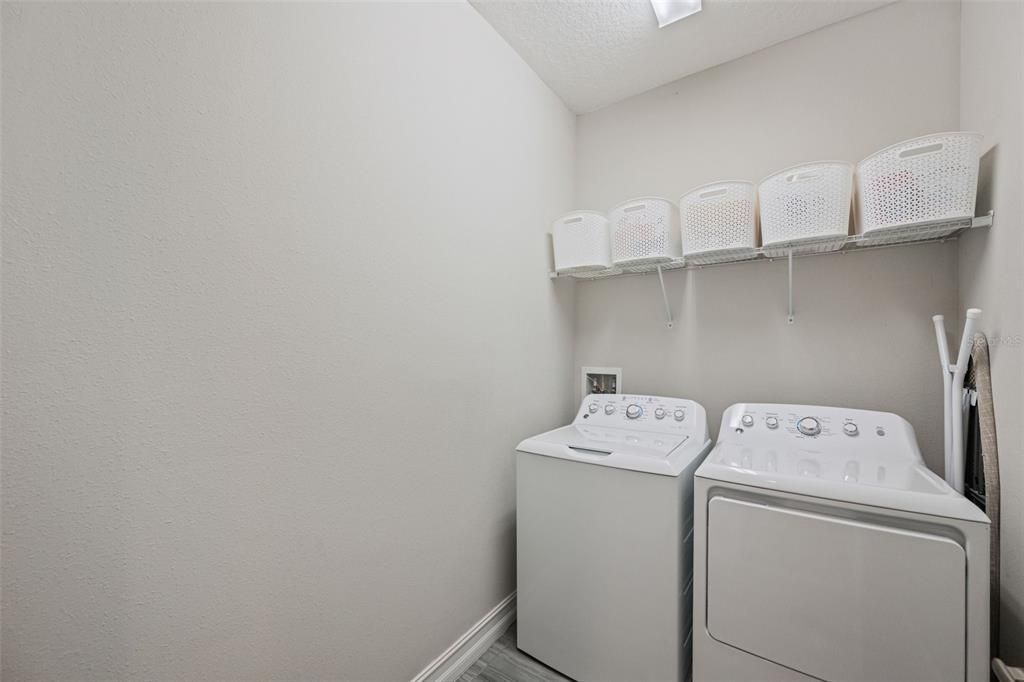 Activo con contrato: $375,000 (3 camas, 2 baños, 1827 Pies cuadrados)