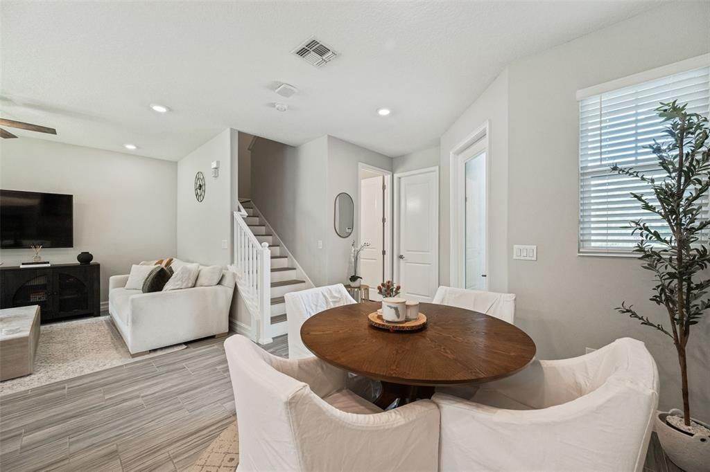 Activo con contrato: $375,000 (3 camas, 2 baños, 1827 Pies cuadrados)