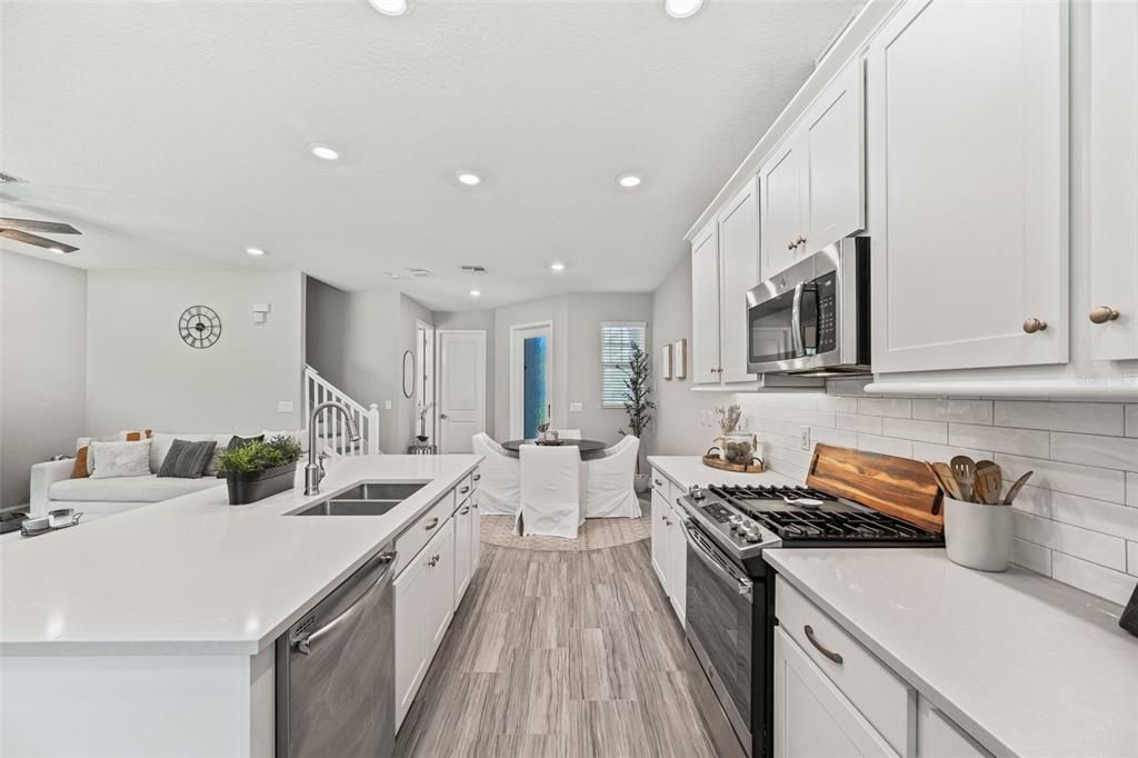 Activo con contrato: $375,000 (3 camas, 2 baños, 1827 Pies cuadrados)