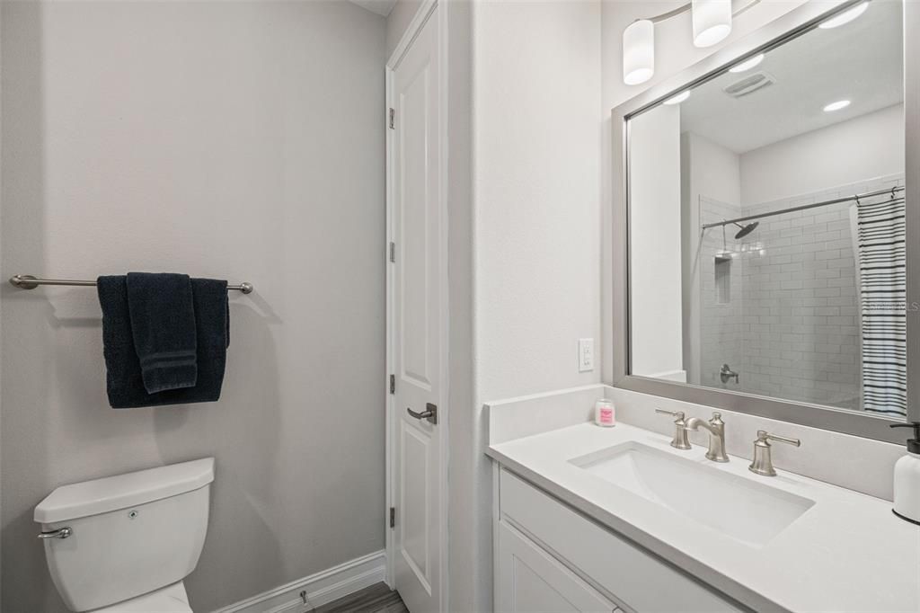Activo con contrato: $375,000 (3 camas, 2 baños, 1827 Pies cuadrados)