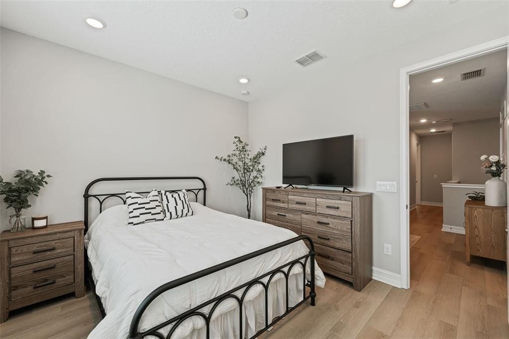 Activo con contrato: $375,000 (3 camas, 2 baños, 1827 Pies cuadrados)
