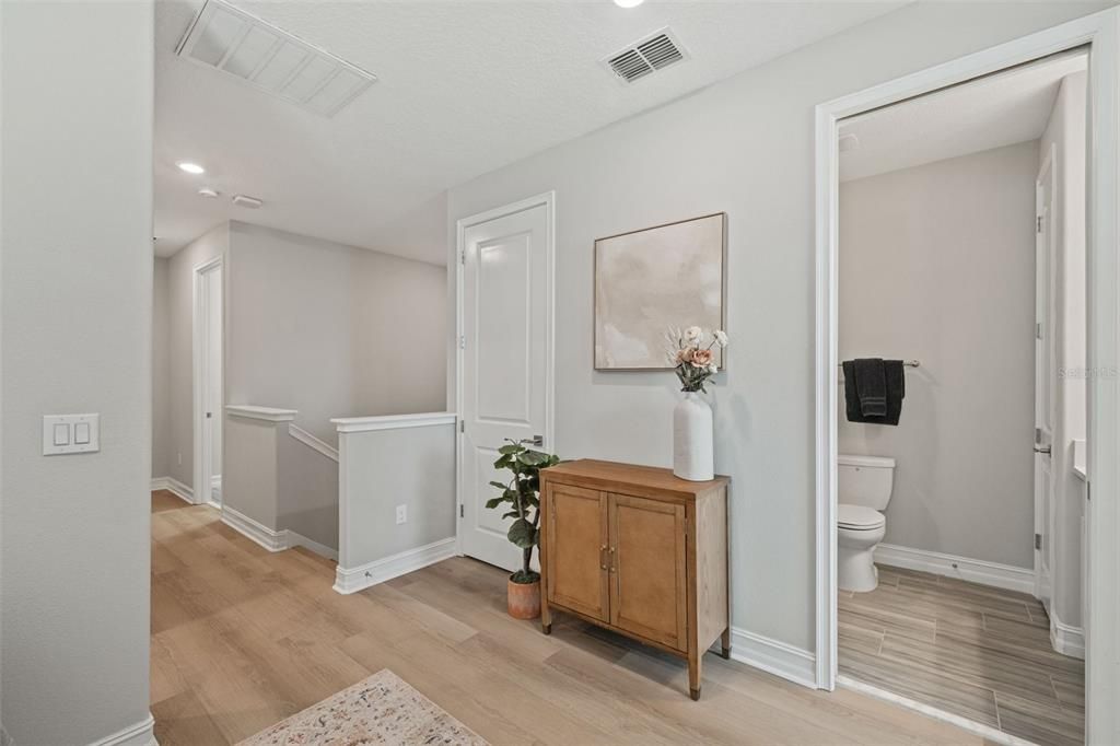 Activo con contrato: $375,000 (3 camas, 2 baños, 1827 Pies cuadrados)