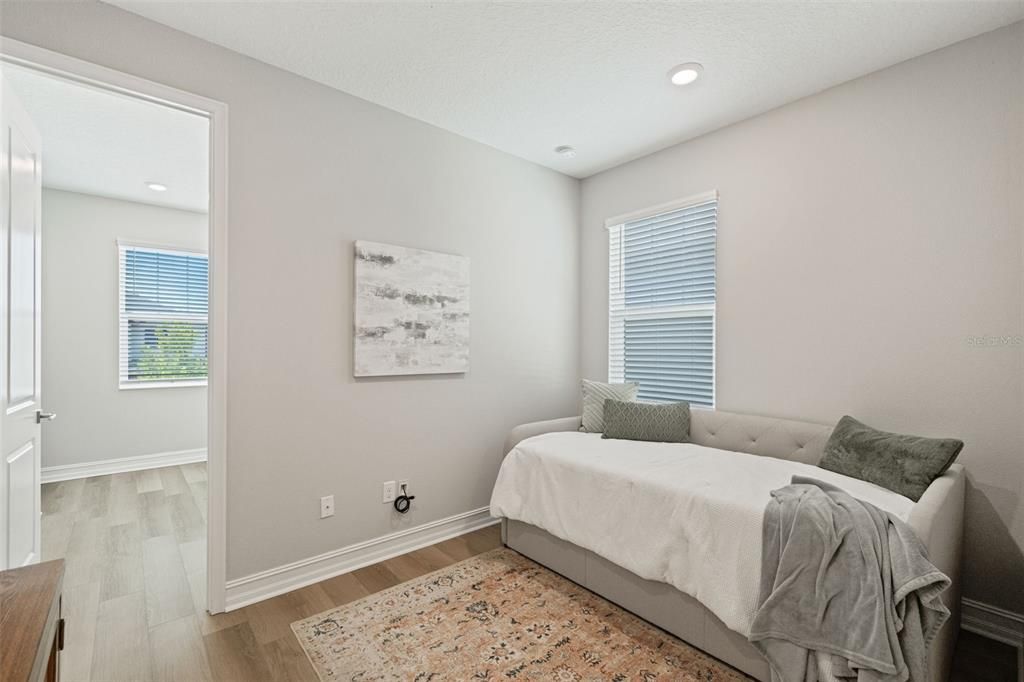 Activo con contrato: $375,000 (3 camas, 2 baños, 1827 Pies cuadrados)