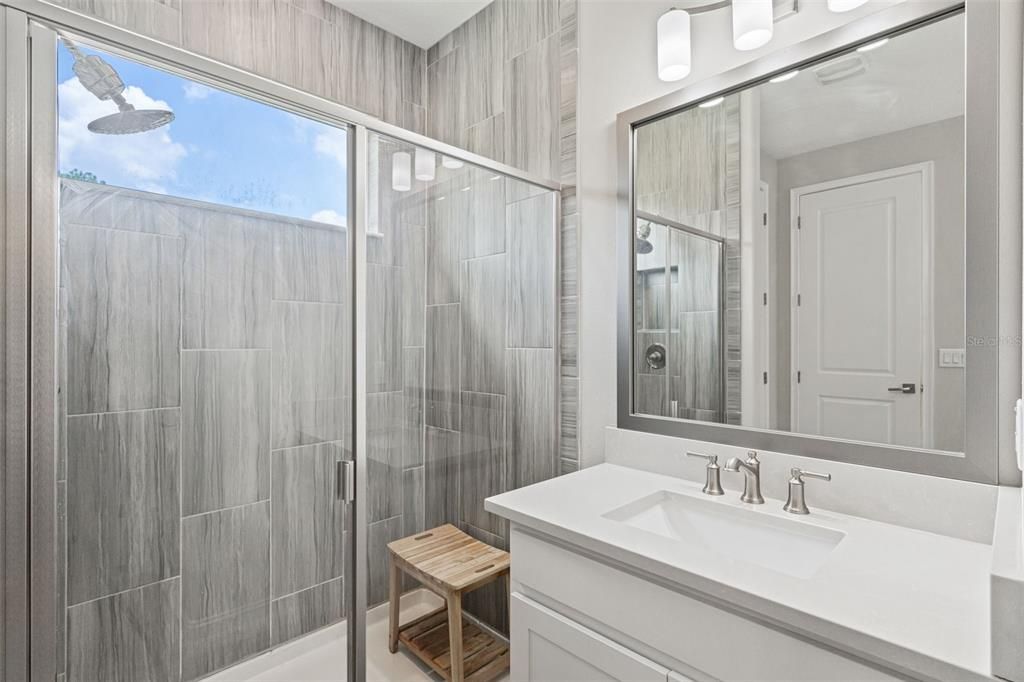 Activo con contrato: $375,000 (3 camas, 2 baños, 1827 Pies cuadrados)