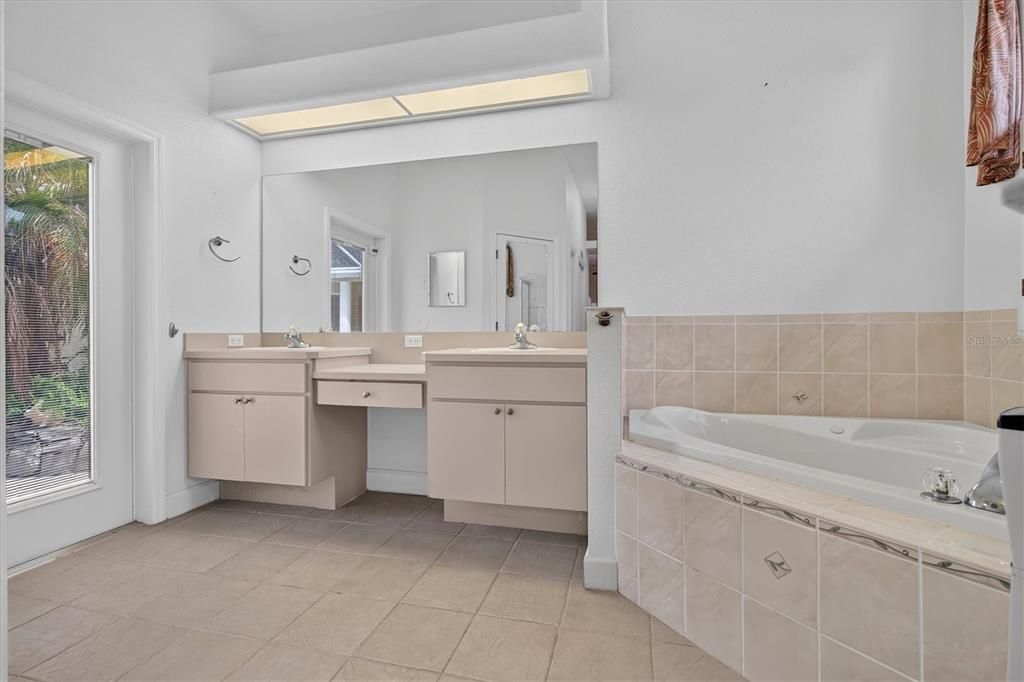 En Venta: $599,900 (3 camas, 3 baños, 2509 Pies cuadrados)